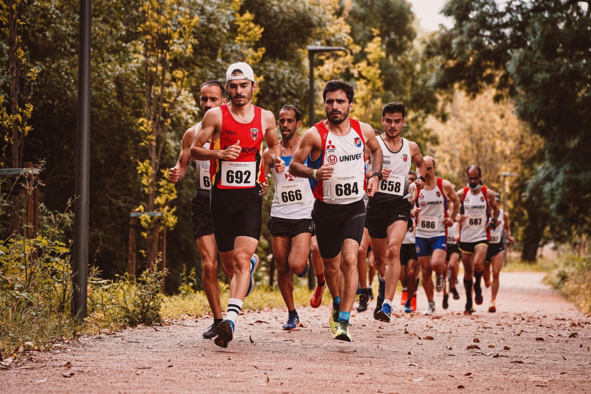 Atleti in corsa durante una maratona internazionale - Calendario Gare RunMetrics