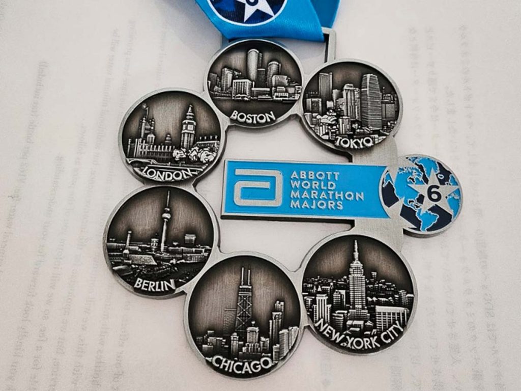 Medaglia Six Star Finisher delle World Marathon Majors con i loghi di Tokyo, Boston, Londra, Berlino, Chicago e New York