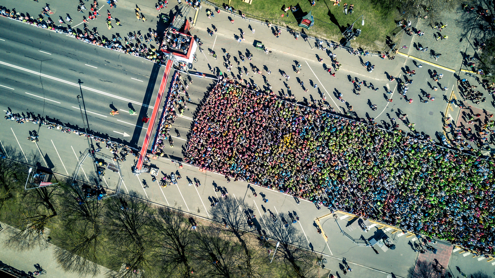 Vista dall'alto della partenza della Mezza Maratona di Cardiff, parte del circuito internazionale Superhalfs